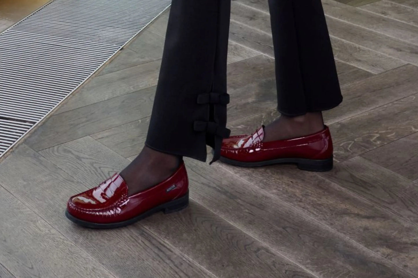 Neda - Oxblood Patent